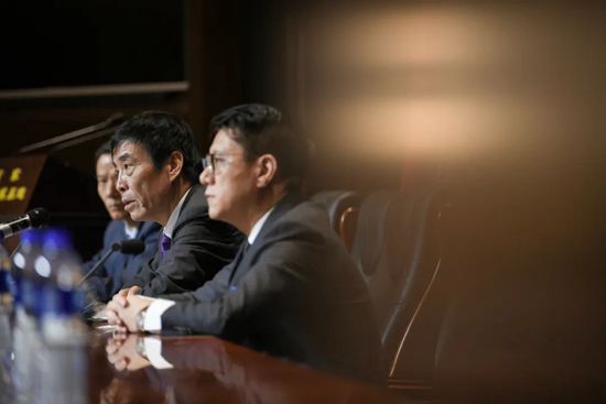 由于淼导演，李潇、王思、王欢编剧，张一白监制的电影《手机狂响》近日曝光;手机是刀版预告，该片也正式定档12月29日全国上映